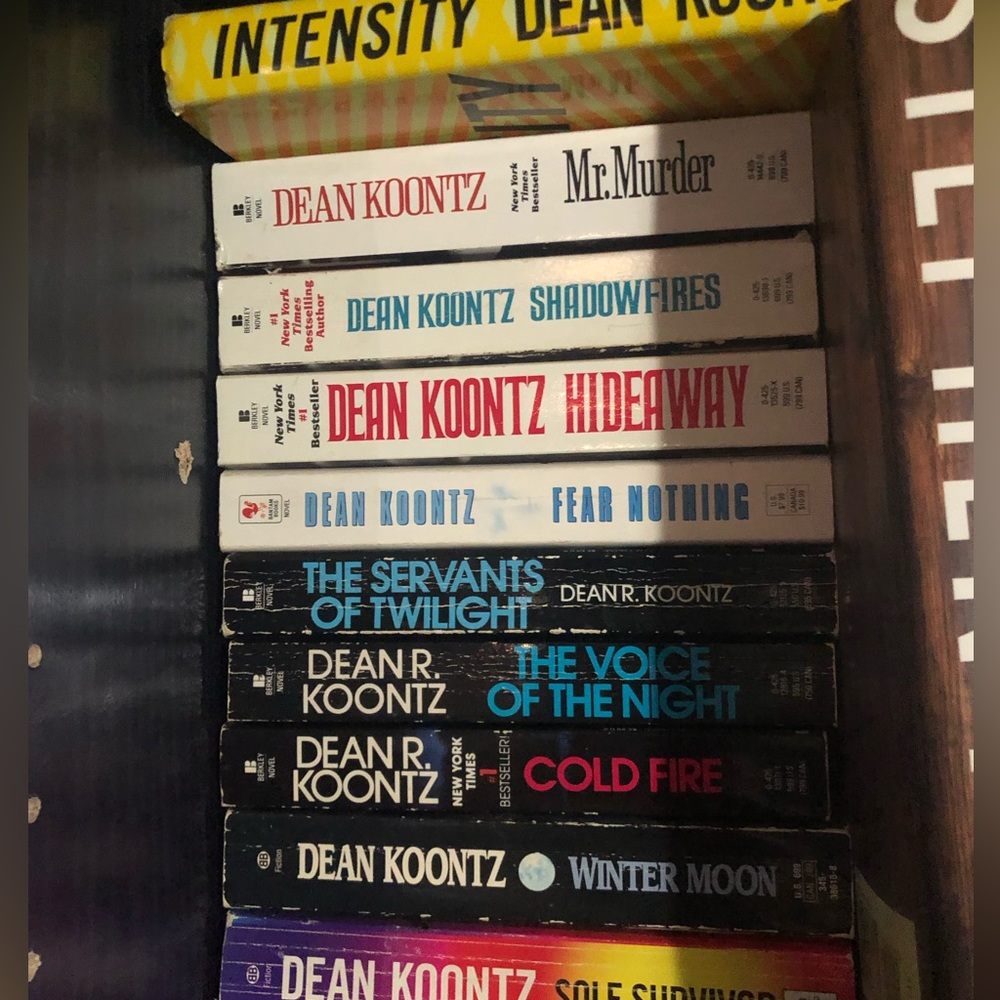 📚 23 Dean Koontz books 📚